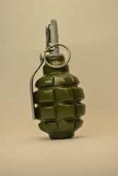 Страйкбольная граната Ф1 Г4 металическая скоба.